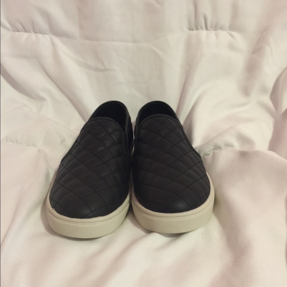 New- Size 8 Steve Madden Ecentrcq Black Slip Ons - Picture 3 of 8